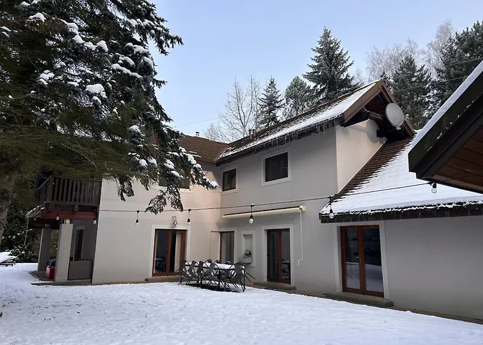 Holiday home Lesny Dom Z Basenem W Okolicy Zegrza Gasiorowo (Legionowo)